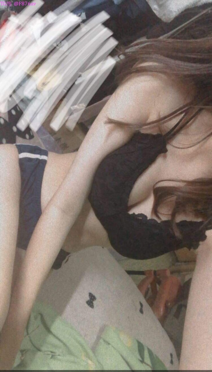 Nữ thư ký cố tình làm rơi cốc nước để được ông chủ trừng phạt