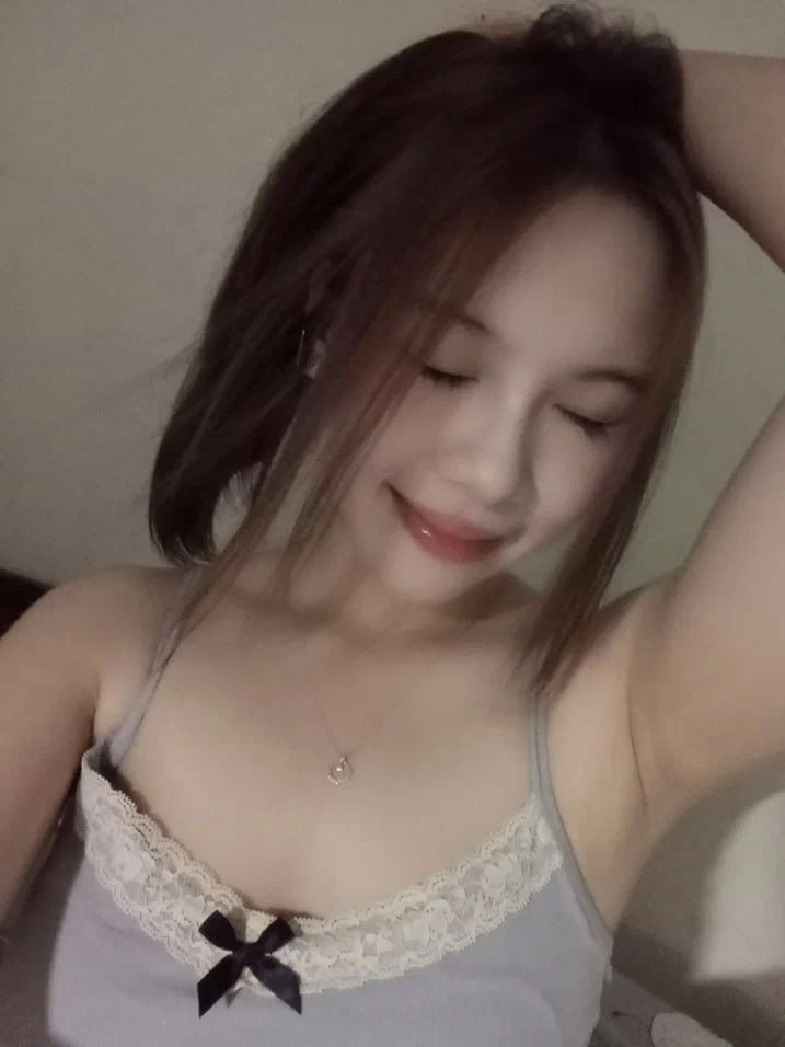 Con điếm Gypsy có môi lớn thủ dâm đến cực khoái nhiều lần