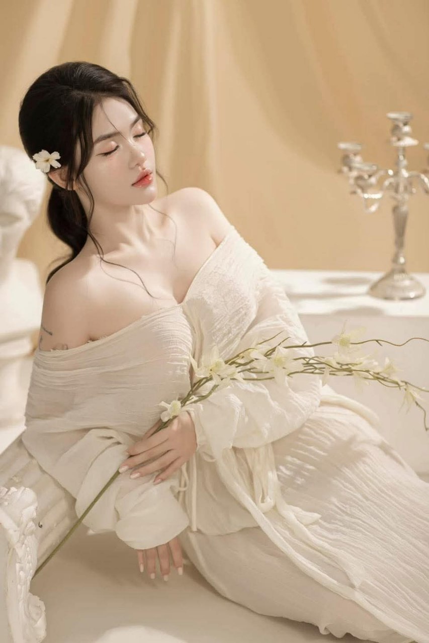 Tuổi 18 em bước chân vào ngành jav và lần đầu được bắn vào bên trong